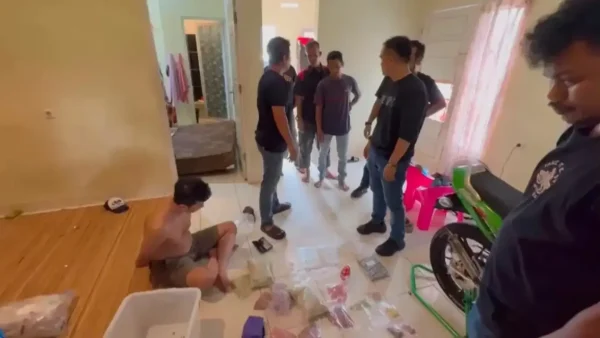 Barang bukti narkotika jenis sabu dan ribuan pil ekstasi hasil pengungkapan Polda Riau dan Polres Kampar.