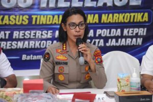 Jajaran Ditresnarkoba Polda Kepri saat menunjukkan barang bukti narkotika hasil pengungkapan.