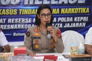 Jajaran Ditresnarkoba Polda Kepri saat menunjukkan barang bukti narkotika hasil pengungkapan.