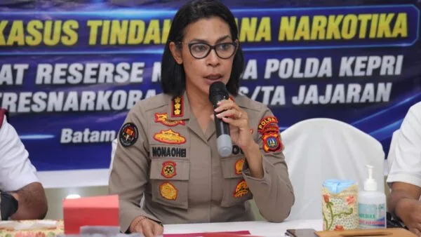 Jajaran Ditresnarkoba Polda Kepri saat menunjukkan barang bukti narkotika hasil pengungkapan.