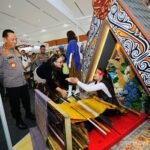 Kapolri dan Ketua Umum Bhayangkari saat meninjau stan pameran dalam Bazar Kreasi Bhayangkari Nusantara 2026 di JCC Jakarta.