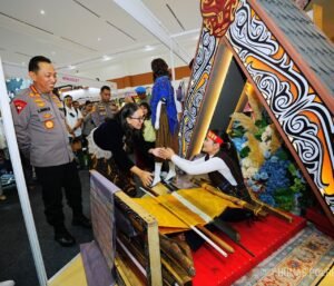 Kapolri dan Ketua Umum Bhayangkari saat meninjau stan pameran dalam Bazar Kreasi Bhayangkari Nusantara 2026 di JCC Jakarta.