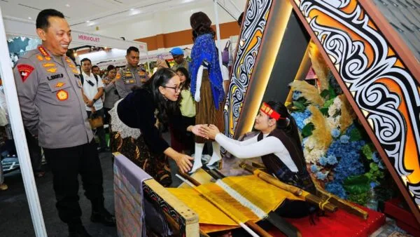 Kapolri dan Ketua Umum Bhayangkari saat meninjau stan pameran dalam Bazar Kreasi Bhayangkari Nusantara 2026 di JCC Jakarta.