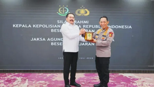 Kapolri Jenderal Listyo Sigit Prabowo bersalaman erat dengan Jaksa Agung ST Burhanuddin di Gedung Kejaksaan Agung.