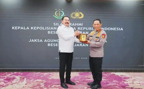 Kapolri Jenderal Listyo Sigit Prabowo bersalaman erat dengan Jaksa Agung ST Burhanuddin di Gedung Kejaksaan Agung.