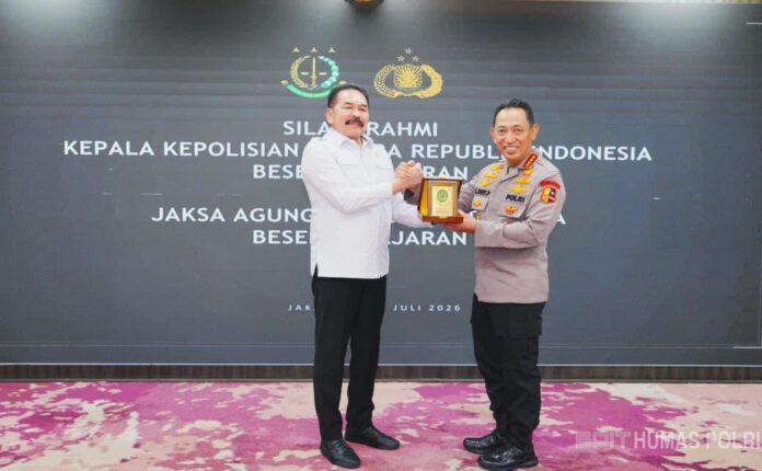 Kapolri Jenderal Listyo Sigit Prabowo bersalaman erat dengan Jaksa Agung ST Burhanuddin di Gedung Kejaksaan Agung.