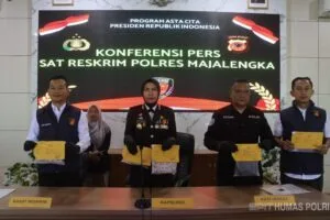 Kapolres Majalengka AKBP Rita Suwadi didampingi Kasat Reskrim saat memimpin konferensi pers pengungkapan kasus kekerasan seksual anak di bawah umur.