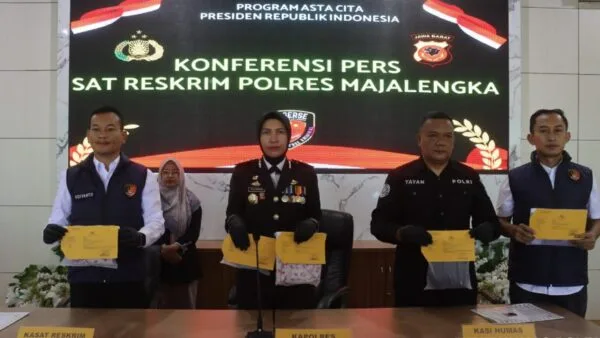 Kapolres Majalengka AKBP Rita Suwadi didampingi Kasat Reskrim saat memimpin konferensi pers pengungkapan kasus kekerasan seksual anak di bawah umur.