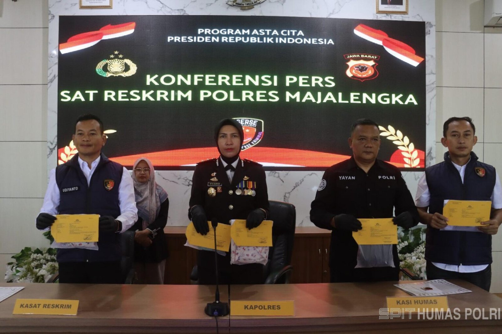 Kapolres Majalengka AKBP Rita Suwadi didampingi Kasat Reskrim saat memimpin konferensi pers pengungkapan kasus kekerasan seksual anak di bawah umur.