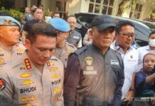 Gelar Joint Investigation, Polri dan Polda Metro Jaya Buru Alat Bukti Korupsi Tim kepolisian melakukan penggeledahan di sebuah lokasi bisnis terkait kasus korupsi.