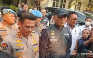 Tim kepolisian melakukan penggeledahan di sebuah lokasi bisnis terkait kasus korupsi.