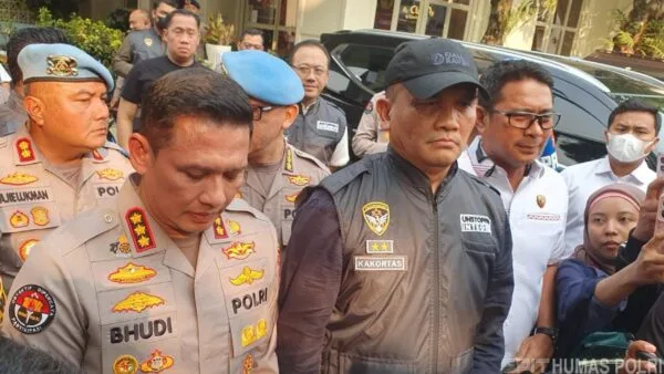 Tim kepolisian melakukan penggeledahan di sebuah lokasi bisnis terkait kasus korupsi.