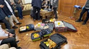 Barang bukti emas batangan dan uang tunai hasil sitaan Polri di Sentul.