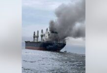 Ketegangan Selat Hormuz Kembali Memanas, Kapal Tanker Diserang Kapal tanker di Selat Hormuz yang mengalami kebakaran setelah serangan proyektil.