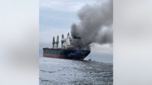 Kapal tanker di Selat Hormuz yang mengalami kebakaran setelah serangan proyektil.