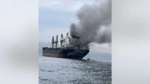 Kapal tanker di Selat Hormuz yang mengalami kebakaran setelah serangan proyektil.