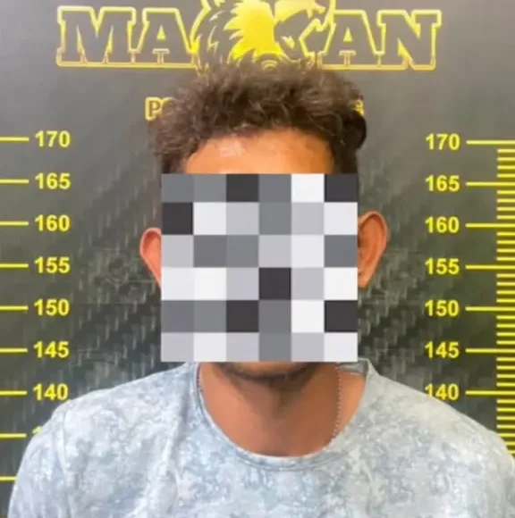 Tersangka jambret berinisial AS saat digiring petugas kepolisian gabungan di Mapolsek Nongsa Batam. Tersangka jambret berinisial AS saat digiring petugas kepolisian gabungan di Mapolsek Nongsa Batam.