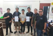 Cemburu Buta Salah Sasaran, Pelaku Pembacokan Tukang Ojek Ditangkap di Sumsel Tersangka penganiayaan berat berinisial A.A. saat diamankan oleh tim gabungan Satreskrim di dalam mobil travel.