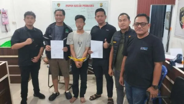 Tersangka penganiayaan berat berinisial A.A. saat diamankan oleh tim gabungan Satreskrim di dalam mobil travel.