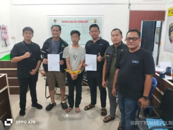 Tersangka penganiayaan berat berinisial A.A. saat diamankan oleh tim gabungan Satreskrim di dalam mobil travel.