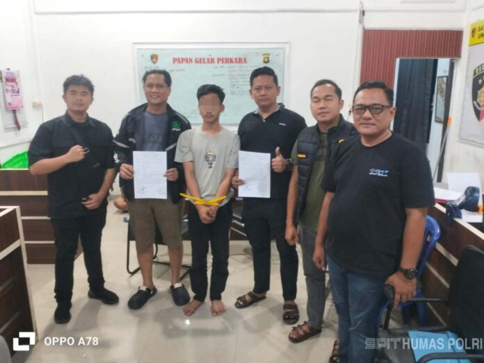 pelarian-berakhir-di-kayu-agung-polisi-tangkap-pelaku-pembacokan-di-jati-agung-usai-diburu-tiga-hari Tersangka penganiayaan berat berinisial A.A. saat diamankan oleh tim gabungan Satreskrim di dalam mobil travel.
