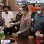 Kapolresta Mataram Kombes Pol Hendro Purwoko saat memimpin pemusnahan barang bukti narkotika di Mapolresta Mataram.