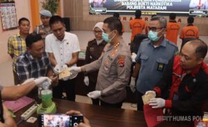 Kapolresta Mataram Kombes Pol Hendro Purwoko saat memimpin pemusnahan barang bukti narkotika di Mapolresta Mataram.