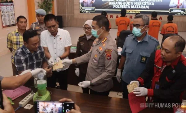 Kapolresta Mataram Kombes Pol Hendro Purwoko saat memimpin pemusnahan barang bukti narkotika di Mapolresta Mataram.