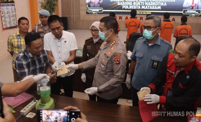 pemusnahan-barang-bukti-sabu-hasil-pengungkapan-kasus-komitmen-nyata-berantas-narkoba-di-mataram Kapolresta Mataram Kombes Pol Hendro Purwoko saat memimpin pemusnahan barang bukti narkotika di Mapolresta Mataram.