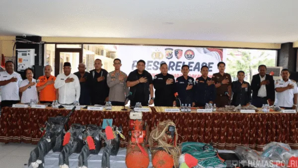 Tim Gegana Polda Papua saat mensterilkan lokasi ledakan mortir di Kompleks Perikanan, Biak.