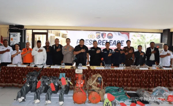 Tim Gegana Polda Papua saat mensterilkan lokasi ledakan mortir di Kompleks Perikanan, Biak.
