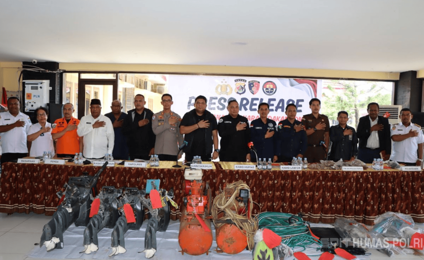 Tim Gegana Polda Papua saat mensterilkan lokasi ledakan mortir di Kompleks Perikanan, Biak.
