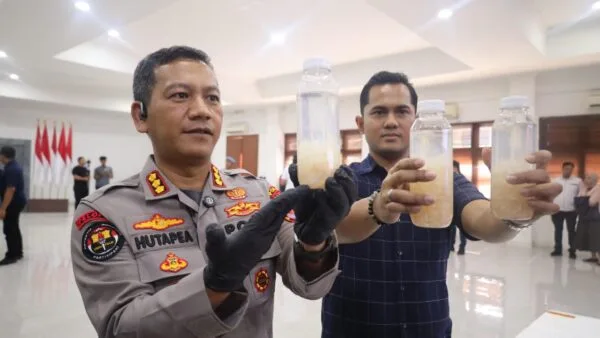 Barang bukti benih lobster dan kendaraan yang diamankan dalam pengungkapan kasus penyelundupan di Pelabuhan Merak.