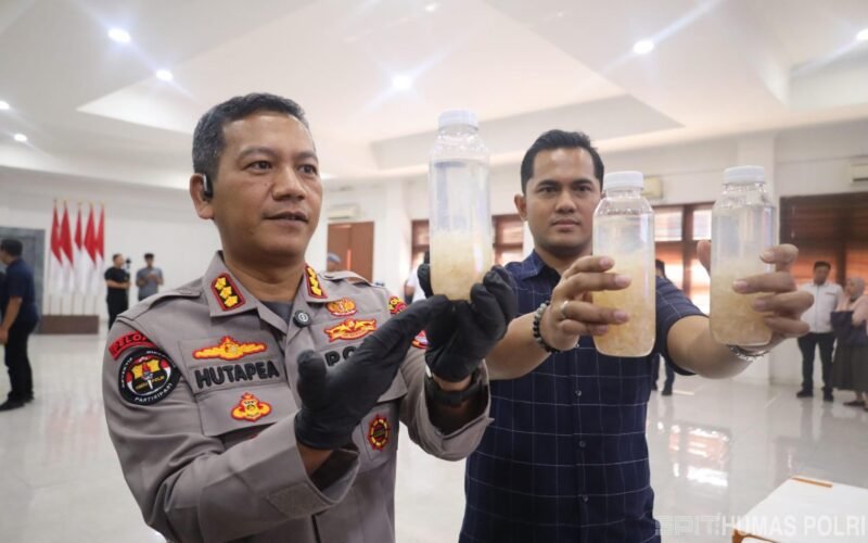 Barang bukti benih lobster dan kendaraan yang diamankan dalam pengungkapan kasus penyelundupan di Pelabuhan Merak.