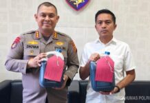 Angkut BBM Ilegal Pakai Mobil Tangki Tanpa Pelat, Dua Tersangka Diringkus Polisi Personel Ditpolairud Polda Jambi saat memeriksa mobil tangki Hino dan barang bukti 6.818 liter BBM ilegal di Sungai Batanghari.