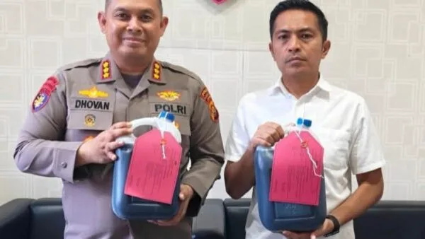 Personel Ditpolairud Polda Jambi saat memeriksa mobil tangki Hino dan barang bukti 6.818 liter BBM ilegal di Sungai Batanghari.