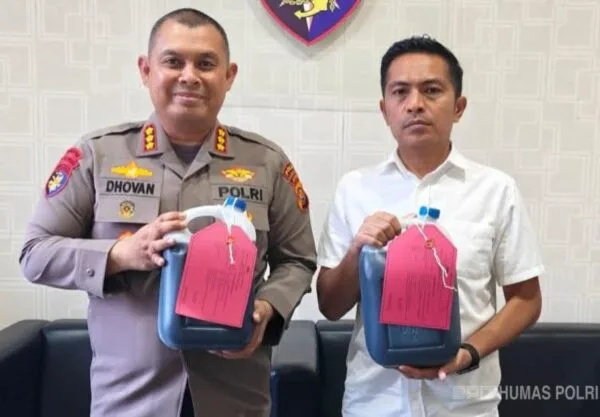 Personel Ditpolairud Polda Jambi saat memeriksa mobil tangki Hino dan barang bukti 6.818 liter BBM ilegal di Sungai Batanghari.