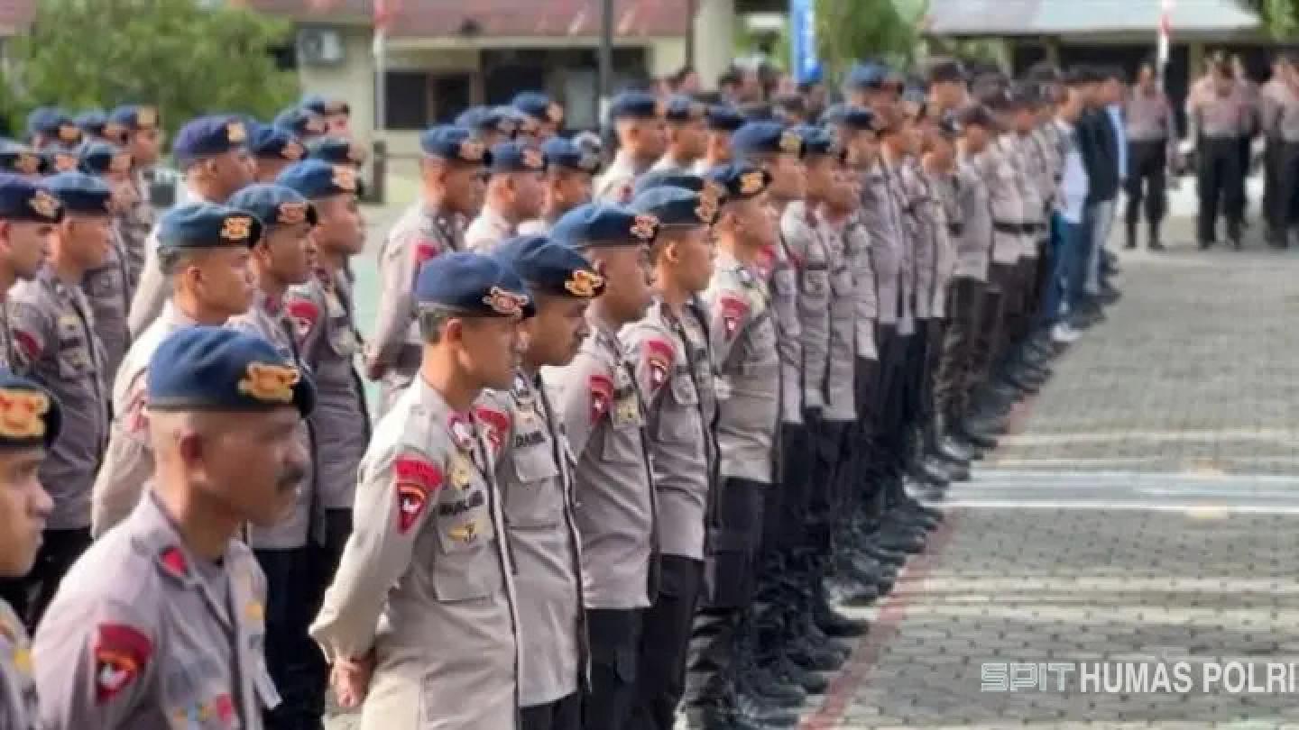 Ratusan personel kepolisian Polda Metro Jaya saat melaksanakan apel gelar pasukan pengamanan aksi unjuk rasa di Jakarta Pusat.