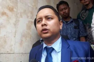 Presiden PETISI AHLI Pitra Romadoni Nasution memberikan keterangan pers terkait dukungan penegakan hukum.