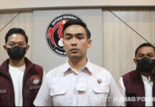 Berawal dari Jakarta Utara, Polisi Grebek Pabrik Narkotika di Kota Semarang Wakasat Narkoba Polres Metro Jakarta Barat Kompol Avrilendy saat memaparkan barang bukti mesin pencetak obat dan tong bubuk narkotika karisoprodol.