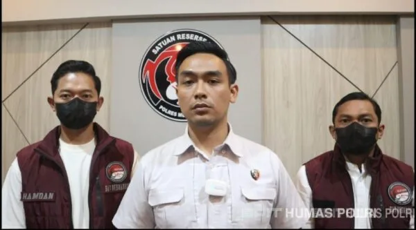 Wakasat Narkoba Polres Metro Jakarta Barat Kompol Avrilendy saat memaparkan barang bukti mesin pencetak obat dan tong bubuk narkotika karisoprodol.