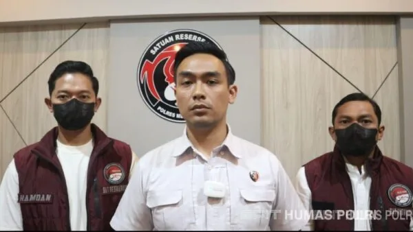Wakasat Narkoba Polres Metro Jakarta Barat Kompol Avrilendy saat memaparkan barang bukti mesin pencetak obat dan tong bubuk narkotika karisoprodol.