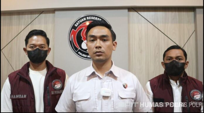 Wakasat Narkoba Polres Metro Jakarta Barat Kompol Avrilendy saat memaparkan barang bukti mesin pencetak obat dan tong bubuk narkotika karisoprodol. Wakasat Narkoba Polres Metro Jakarta Barat Kompol Avrilendy saat memaparkan barang bukti mesin pencetak obat dan tong bubuk narkotika karisoprodol.