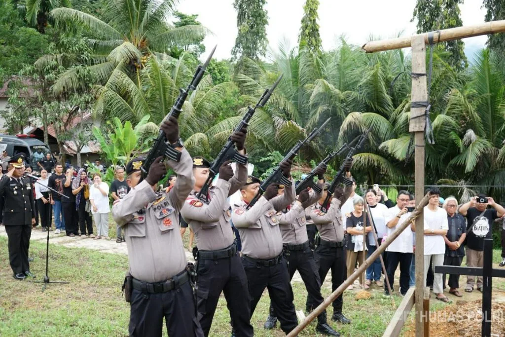 Suasana Haru Iringi Pemakaman Kedinasan Personel Sidokkes Polres Bengkayang