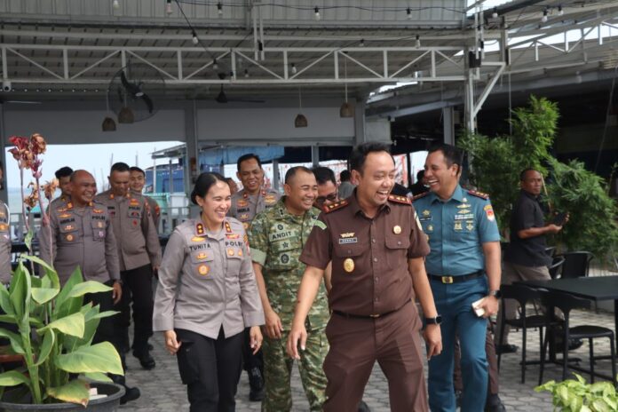 Jajaran Forkopimda Kabupaten Karimun berkumpul bersama dalam agenda penguatan sinergitas di Meral. Jajaran Forkopimda Kabupaten Karimun berkumpul bersama dalam agenda penguatan sinergitas di Meral.