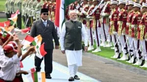 Presiden Prabowo Subianto dan PM India Narendra Modi dalam upacara penyambutan kenegaraan di Istana Merdeka.