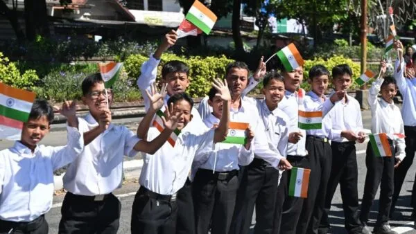Presiden Prabowo Subianto dan PM India Narendra Modi saat berkunjung ke Candi Prambanan.