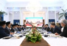 Presiden Prabowo dan PM Lawrence Wong Gelar ‘Leaders’ Retreat’, Sepakati Ekspor Listrik Lintas Batas via BPI Danantara Presiden Indonesia Prabowo Subianto bersalaman erat dengan Perdana Menteri Singapura Lawrence Wong saat pertemuan bilateral di Istana Merdeka.