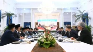 Presiden Indonesia Prabowo Subianto bersalaman erat dengan Perdana Menteri Singapura Lawrence Wong saat pertemuan bilateral di Istana Merdeka.