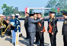Presiden Prabowo Anugerahkan Tanda Kehormatan dan Pangkat Istimewa bagi Jajaran Polri Presiden Prabowo Subianto saat menyematkan tanda kehormatan kepada perwakilan jajaran Kepolisian Negara Republik Indonesia di Lapangan Nagara Janottama Cikeas.